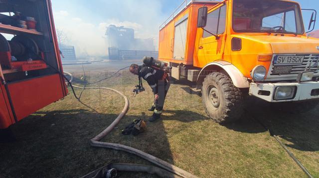 Pentru stingerea incendiului au lucrat pompieri militari și civili cu nu mai puțin de zece autospeciale