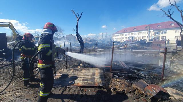 Pentru stingerea incendiului au lucrat pompieri militari și civili cu nu mai puțin de zece autospeciale