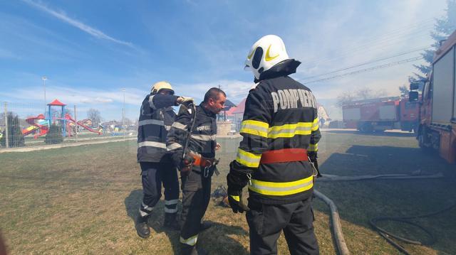 Două gospodării au fost distruse într-un incendiu, iar șase persoane au avut nevoie de îngrijiri medicale