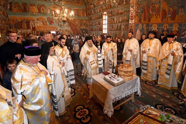 „Frați români” din țară, din Ucraina și Republica Moldova s-au reunit la Mănăstirea Voroneț Foto Constantin Ciofu