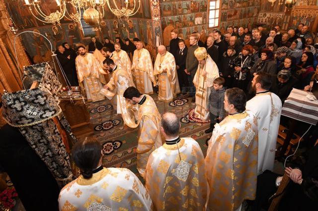 „Frați români” din țară, din Ucraina și Republica Moldova s-au reunit la Mănăstirea Voroneț Foto Constantin Ciofu