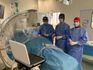 Echipa medicului urolog Filip Alexei a extras o piatră din rinichiul unei paciente, printr-o incizie în piele de doar 2 cm