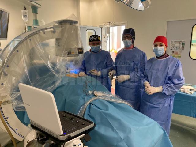 Echipa medicului urolog Filip Alexei a extras o piatră din rinichiul unei paciente, printr-o incizie în piele de doar 2 cm
