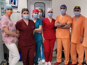 Echipa medicului urolog Filip Alexei a extras o piatră din rinichiul unei paciente, printr-o incizie în piele de doar 2 cm