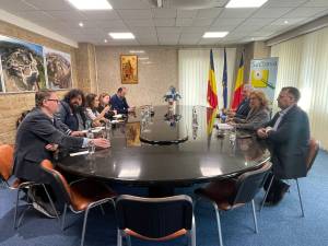 Delegația franceză, alături de autoritățile locale și județene, la o discuție pe tema problemei refugiaților