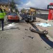 Autoturismul Audi s-a lovit atât de puternic de un stâlp de beton încât mașina s-a rupt în două