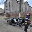 Autoturismul Audi s-a lovit atât de puternic de un stâlp de beton încât mașina s-a rupt în două