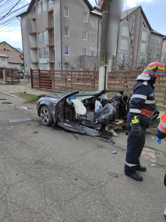 Autoturismul Audi s-a lovit atât de puternic de un stâlp de beton încât mașina s-a rupt în două