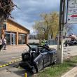 Autoturismul Audi s-a lovit atât de puternic de un stâlp de beton încât mașina s-a rupt în două