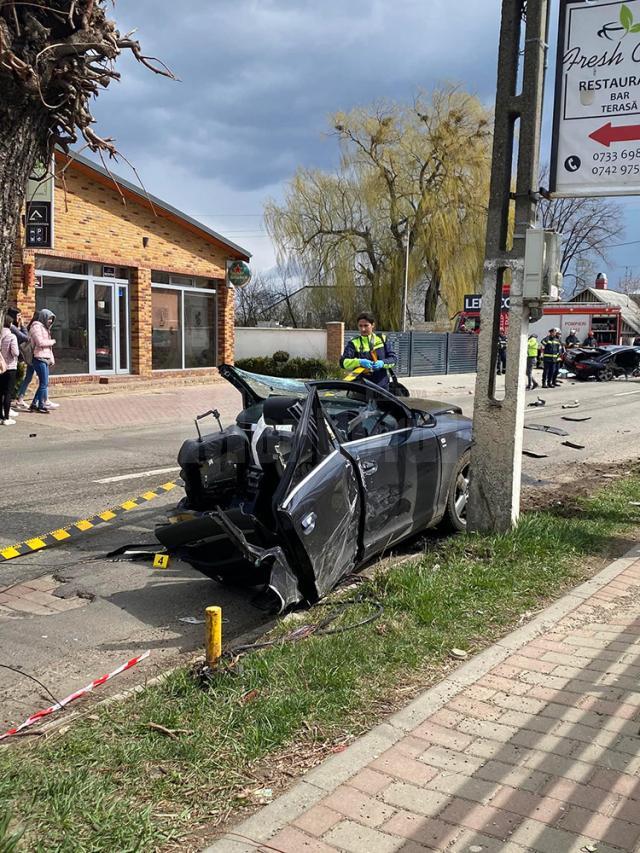 Autoturismul Audi s-a lovit atât de puternic de un stâlp de beton încât mașina s-a rupt în două