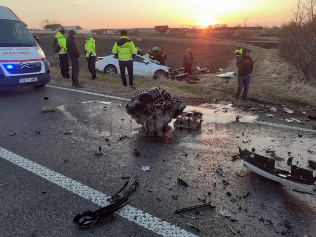 Femeie încarcerată în autoturismul care s-a lovit violent cu un autotren