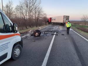 Femeie încarcerată în autoturismul care s-a lovit violent cu un autotren