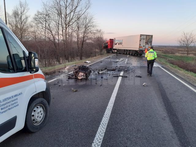 Femeie încarcerată în autoturismul care s-a lovit violent cu un autotren