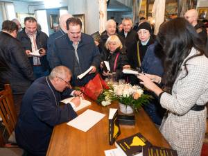 Parintele dr. Viorel Ioan Vârlan oferind autografe