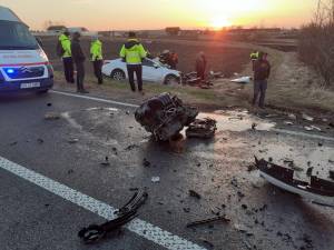 Motorul maşinii a rămas pe carosabil