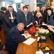 Părintele dr. Viorel Ioan Varlan oferind autografe pe cartea proaspăt lansată