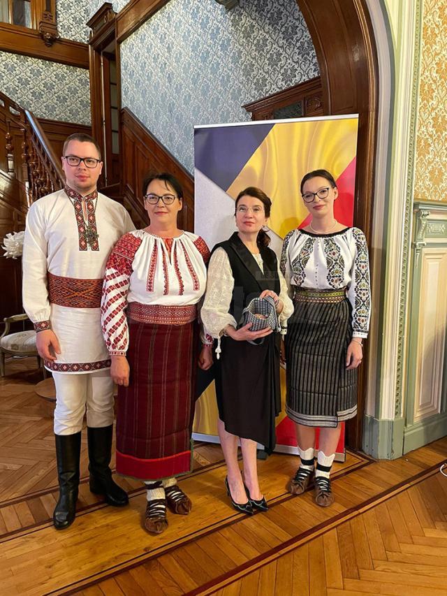 Elena, Paula și Paul Torac din Brodina, „ambasadorii” tradițiilor bucovinene, la Bruxelles