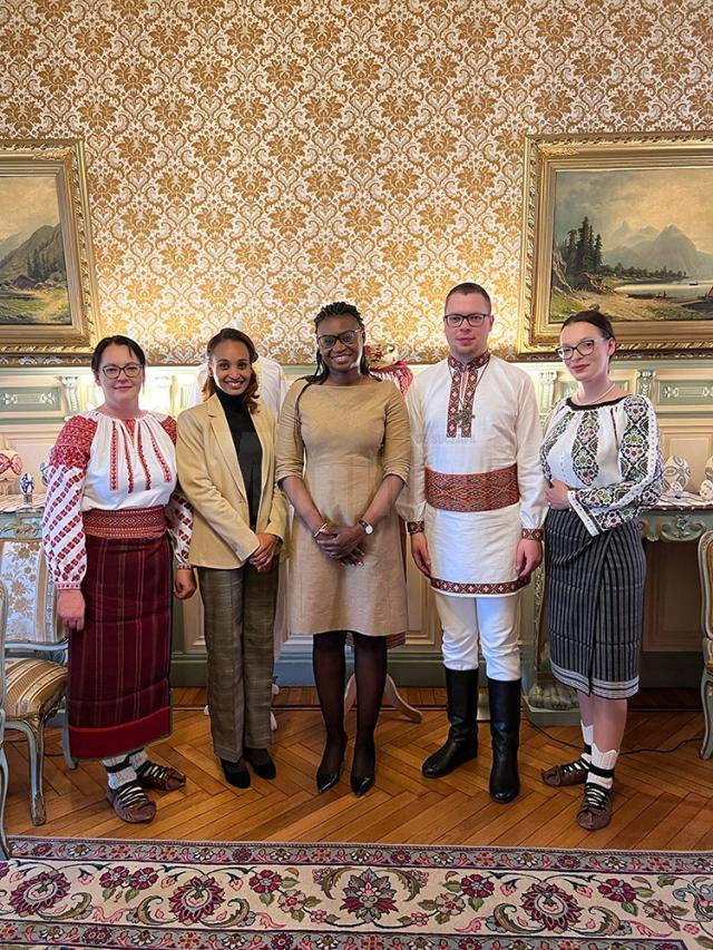 Elena, Paula și Paul Torac din Brodina, „ambasadorii” tradițiilor bucovinene, la Bruxelles