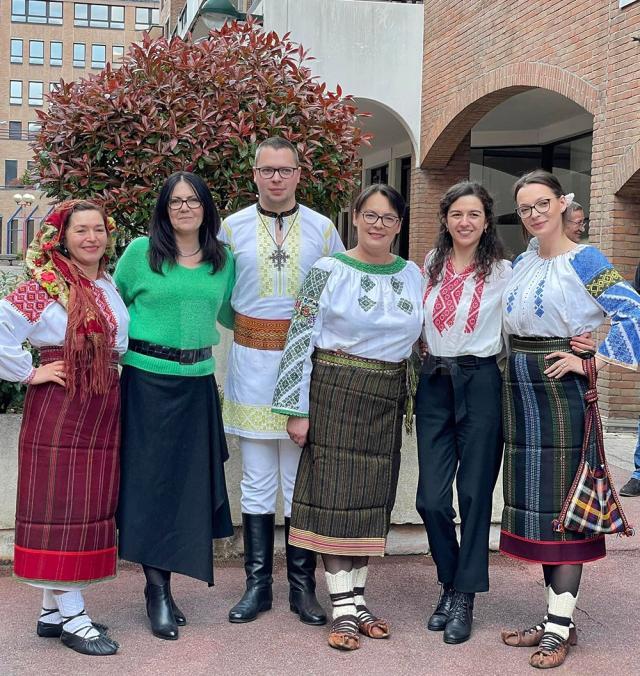 Elena, Paula și Paul Torac din Brodina, „ambasadorii” tradițiilor bucovinene, la Bruxelles