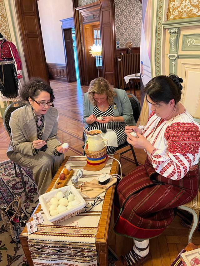 Elena, Paula și Paul Torac din Brodina, „ambasadorii” tradițiilor bucovinene, la Bruxelles