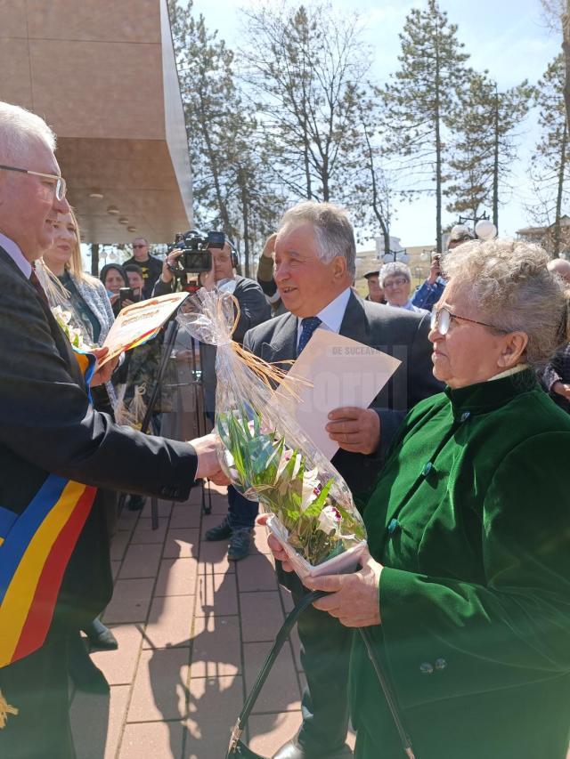 27 de cupluri care au împlinit 50 de ani de căsătorie, sărbătorite vineri de Primăria Suceava