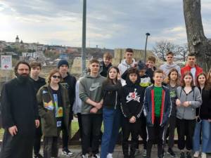 Tineri sportivi refugiați ucraineni, înotători de performanță, au petrecut o zi minunată alături de voluntarii Asociației Tinerilor Ortodocși Suceveni (ATOS)