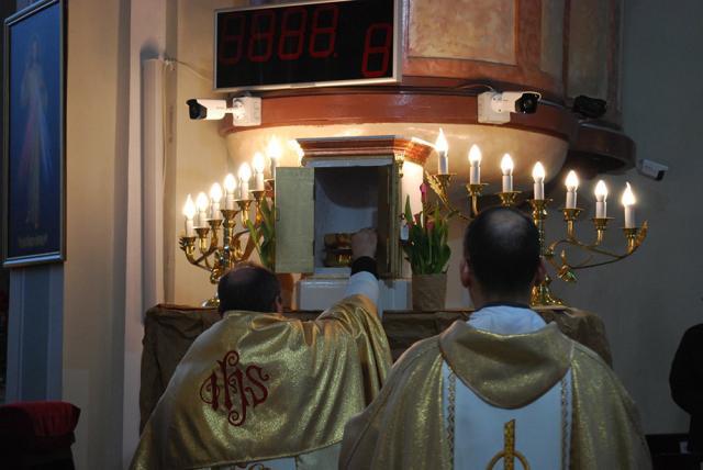 Liturghia Învierii la Biserica Romano-Catolică „Sfântul Ioan Nepomuk” din Suceava va avea loc sâmbătă seară, la ora 21:00 Sursa Biserica Romano-Catolică „Sfântul Ioan Nepomuk”
