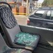 Două dintre geamurile autobuzului marca Mercedes Citaro, au fost făcute distruse total, cioburile răspândindu-se peste tot