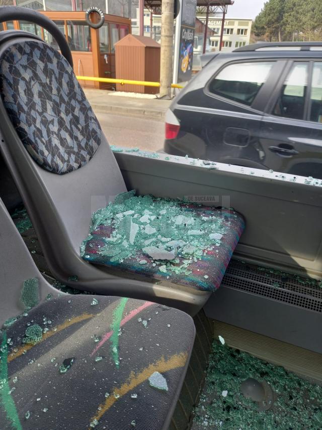 Două dintre geamurile autobuzului marca Mercedes Citaro, au fost făcute distruse total, cioburile răspândindu-se peste tot