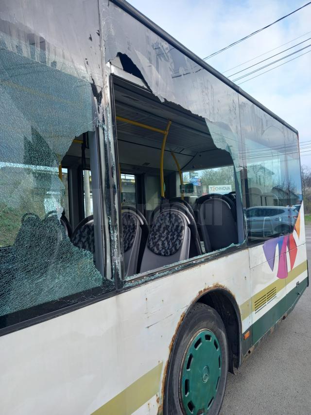 Două dintre geamurile autobuzului marca Mercedes Citaro, au fost făcute distruse total, cioburile răspândindu-se peste tot 2