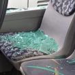 Două dintre geamurile autobuzului marca Mercedes Citaro, au fost făcute distruse total, cioburile răspândindu-se peste tot 3
