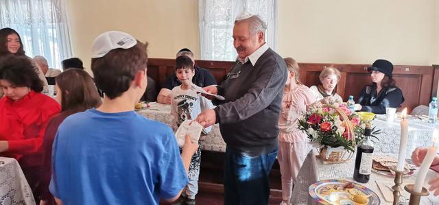Paștele evreiesc din acest an, la Suceava, marcat de prezența unui număr mare de copii la tradiționala cină de Seder