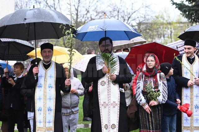 Pelerinaj de Florii pe străzile Sucevei, organizat pentru prima data de Arhiepiscopia Sucevei și Rădăuților