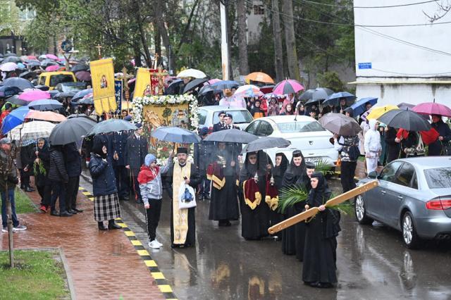 Mii de credincioși au participat la primul Pelerinaj de Florii organizat de Arhiepiscopia Sucevei și Rădăuților