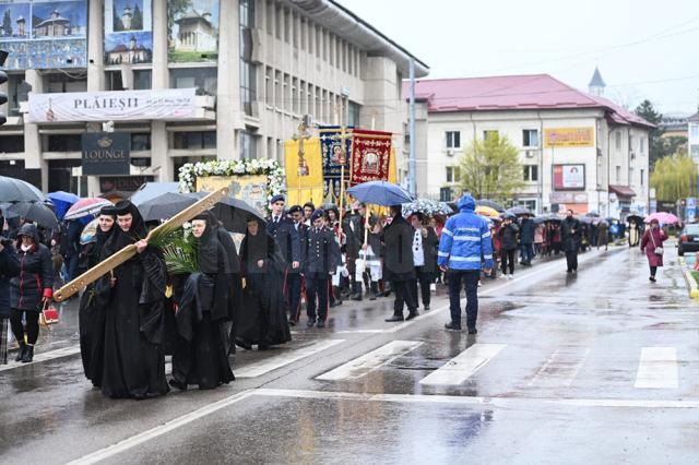 Mii de credincioși au participat la primul Pelerinaj de Florii organizat de Arhiepiscopia Sucevei și Rădăuților