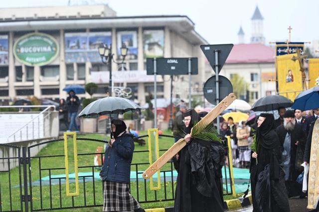 Mii de credincioși au participat la primul Pelerinaj de Florii organizat de Arhiepiscopia Sucevei și Rădăuților