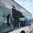 Două dintre geamurile autobuzului marca Mercedes Citaro, au fost făcute distruse total, cioburile răspândindu-se peste tot