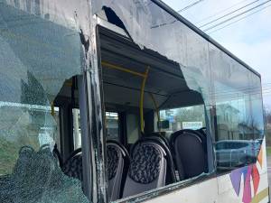 Două dintre geamurile autobuzului marca Mercedes Citaro, au fost făcute distruse total, cioburile răspândindu-se peste tot