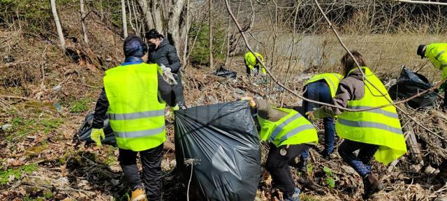 La acțiunea de ecologizare au participat copii dar şi oameni maturi