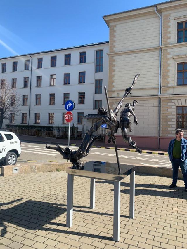 Cea mai recentă lucrare a sculptorului Ion Mândrescu, expusă în fața Teatrului „Matei Vișniec” din Suceava