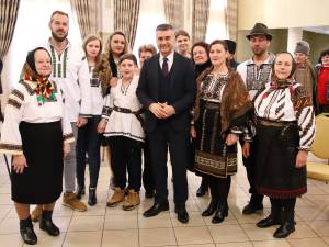 ES David Saranga, cu tanti Veruța și localnici din Botoșana. Foto FB Ambasada Israelului