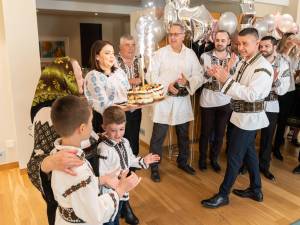 ES a organizat o petrecere surpriză la resedința sa pentru tanti Veruța, cînd ea a implinit 83 de ani. Foto FB David Saranga