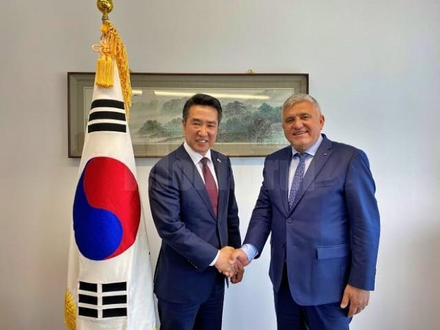 Ambasadorul agreat al Republicii Coreea în România, Rim Kap-soo, și noul consul onorific Dumitru Mihalescul