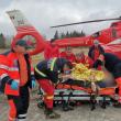 Un bărbat lovit de un arbore, transportat la spital cu un elicopter