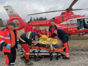 Un bărbat lovit de un arbore, transportat la spital cu un elicopter