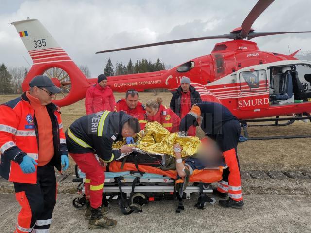 Un bărbat lovit de un arbore, transportat la spital cu un elicopter