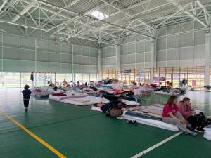 Refugiați de război din Ucraina cazați în sala de sport de la Dumbrăveni