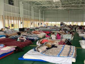 Refugiați de război din Ucraina cazați în sala de sport de la Dumbrăveni