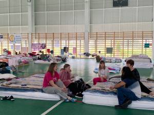 Refugiați de război din Ucraina cazați în sala de sport de la Dumbrăveni