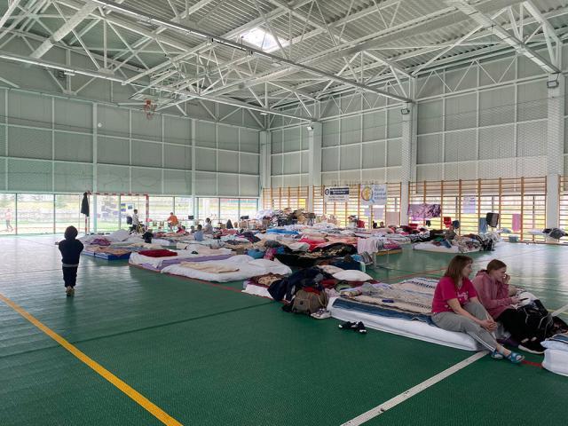 Mâncare tradițională de Paște pentru cei 31 de refugiați de război ucraineni cazați în sala de sport din Dumbrăveni